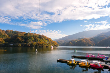 神奈川県相模原市 紅葉に染まる相模湖