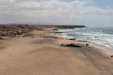 Vista panorámica de Piedra Playa con surfistas en el mar, en El Cotillo, Fuerteventura