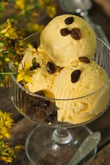 pucharek lodów o smaku mango © Fotosylwester