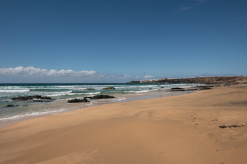 Vista panorámica de Piedra Playa con surfistas en el mar, en El Cotillo, Fuerteventura