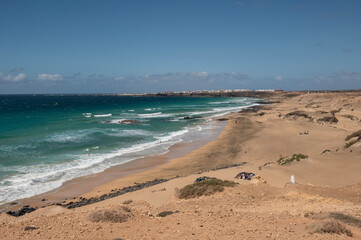 Vista panorámica de Piedra Playa con surfistas en el mar, en El Cotillo, Fuerteventura