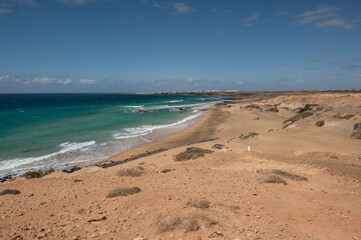 Vista panorámica de Piedra Playa con surfistas en el mar, en El Cotillo, Fuerteventura