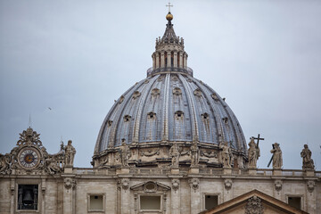 Obraz premium St Peter's Basilica dome, Vatican City, architectural landmark, Renaissance architecture, symmetrical design, sculptures, religious tourism, cultural heritage, historical study, architectural analysis