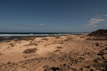 Playa de El Hierro, entre dunas y olas del norte de Fuerteventura