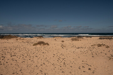 Playa de El Hierro, entre dunas y olas del norte de Fuerteventura