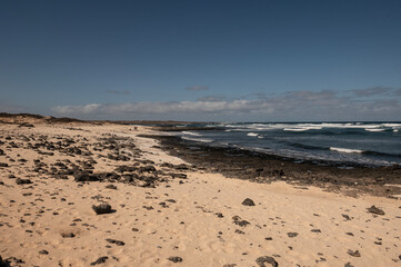 Playa de El Hierro, entre dunas y olas del norte de Fuerteventura