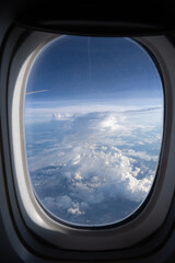 飛行機の窓から見た空模様