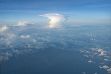 飛行機の窓から見た空模様