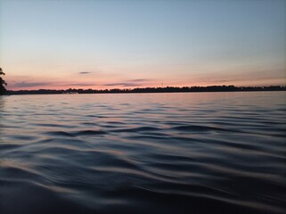 naplemente a folyón