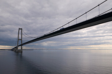 Blick auf die Storebaltbrücke in der Ostsee. Storebæltsbroen ist die rund 18 km lange feste Verkehrsverbindung über den Großen Belt zwischen der dänischen Insel Seeland und Fünen.