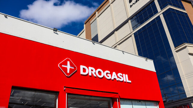 Fachada de farm&aacute;cia Drogasil com logotipo em destaque e entrada com clientes. Mogi das Cruzes SP em 07 Julho 25