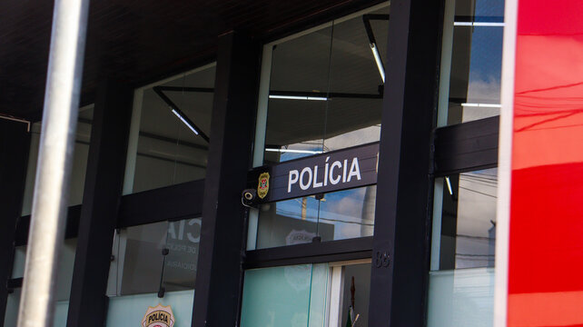 Entrada de delegacia de pol&iacute;cia civil com letreiro vis&iacute;vel e estrutura institucional. Mogi das Cruzes, SP, Brasil em 10 Julho 25
