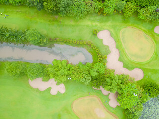 라오스 비엔티엔 골프장의 오밀조밀한 골프코스, 연녹색, 연두색 그린의 아름다운 풍경