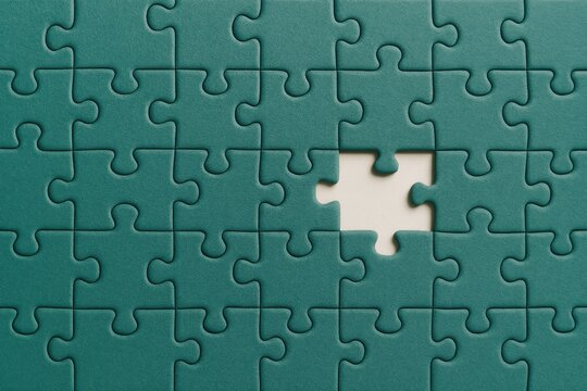 Ein fast fertiges gr&uuml;nes  Puzzle mit einem fehlenden Mittelst&uuml;ck, symbolisch f&uuml;r L&uuml;cken oder unvollst&auml;ndige Aufgaben. Generative KI