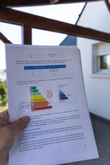 Le diagnostic de performance énergétique (DPE) d'un bien immobilier. La photo est au format vertical.