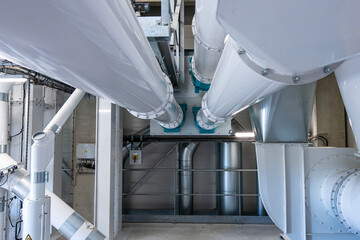 Machines industrielles high-tech en fonctionnement dans une usine moderne et automatisée.