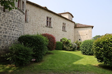 Le château des ducs, château médiéval, vue de l'extérieur, village de Mortemart, département de la Haute Vienne, France