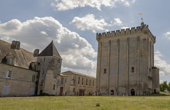 Donjon et ch&acirc;teau &agrave; Pons en Charente-Maritime