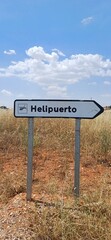 Wegweiser-Schild mit Pfeil zum Helipuerto – Hubschrauberlandeplatz Hinweis in Spanien