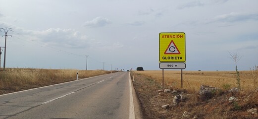 Gelb-rotes Verkehrsschild in Spanien – „ATENCIÓN GLORIETA 500 M“ Hinweis auf Kreisverkehr