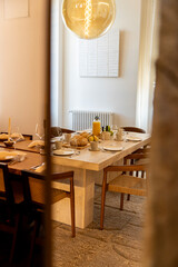 Petit déjeuner appétissant servi sur une élégante table en bois avec chaises en cannage, dans...