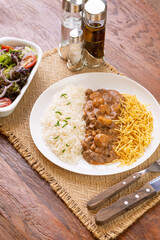 Prato Executivo Estrogonofe de Carne Brasileiro com Arroz, Batata Palha e Salada em Mesa de Madeira
