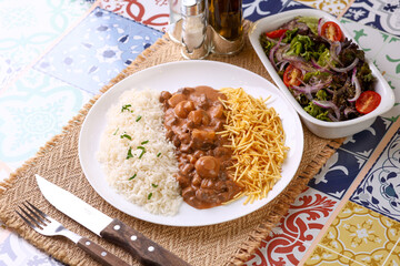 Prato Executivo Estrogonofe de Carne Brasileiro com Arroz, Batata Palha e Salada em Mesa de Madeira