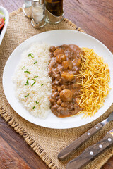 Prato Executivo Estrogonofe de Carne Brasileiro com Arroz, Batata Palha e Salada em Mesa de Madeira