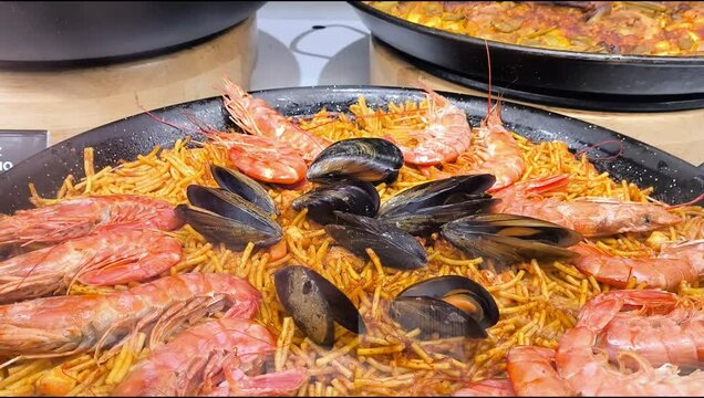 Paella espa&ntilde;ola con marisco para servir