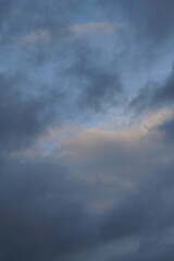 Abendliche Wolken ziehen vorbei in verschiedenen Farben wie blau, grau, beige und weiß