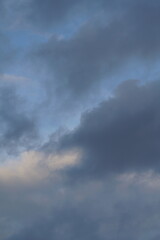 Abendliche Wolken ziehen vorbei in verschiedenen Farben wie blau, grau, beige und weiß