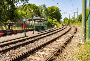 Obraz premium Waiting room shelter beside the tramlines. Captured on a bright and sunny day