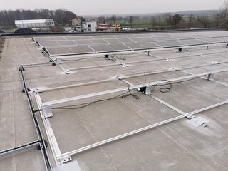 The structure on the roof for installing solar panels was built using a non-invasive method, and power optimizers are also installed.