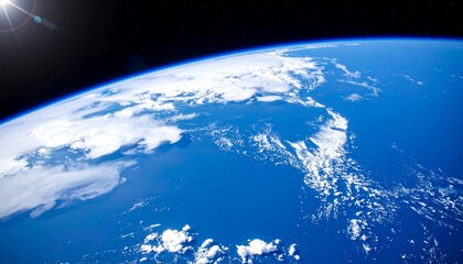 宇宙から見た壮大な地球の姿、太陽光に照らされた青く輝く海と渦巻く白い雲、深い黒の星空を背景に広がる圧巻の宇宙風景

