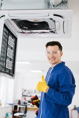 Obraz premium Hvac technician installing air conditioner and showing thumbs up