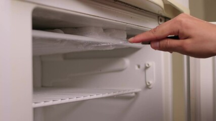 Efficient and Effective Ice Cleaning in Freezer Using a Scraper for Optimal Performance