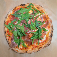 pizza con caciocavallo, speck affumicato e rucola