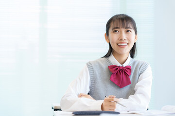 塾で勉強をする女子高生