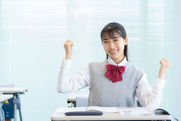 塾で勉強をする女子高生