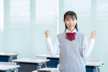 塾で勉強をする女子高生
