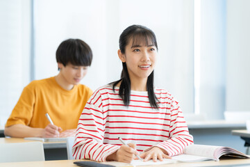 勉強をする男女の大学生