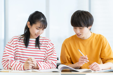勉強をする男女の大学生
