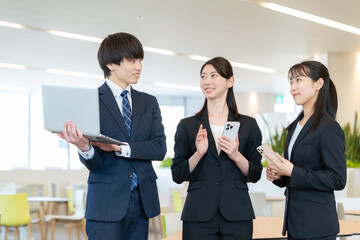 打ち合わせをする若いビジネスマン