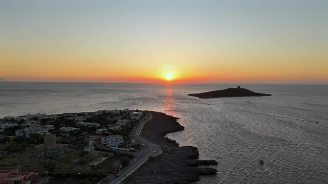 Sorvolo con drone dall'alto nel golfo di isola delle femmine al tramonto con vista su isolotto