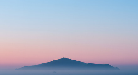 Obraz premium Serene Sunrise Misty Mountain Silhouette at Dawn