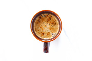 淹れたてのコーヒー（カフェラテ）が入ったマグカップを、真上から俯瞰した画像

