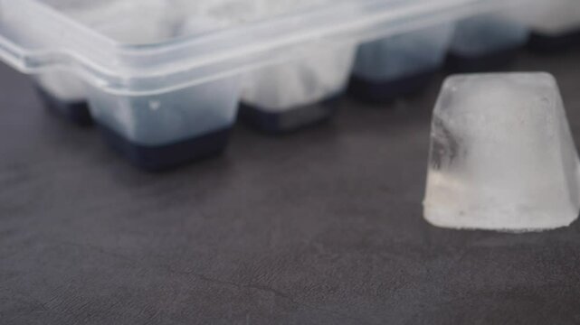 Making clear ice cubes for perfect drinks and cocktails