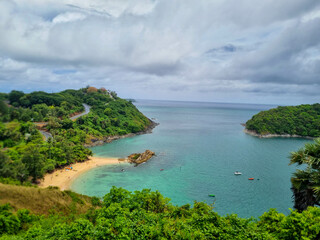 The sea in Thailand is very beautiful.