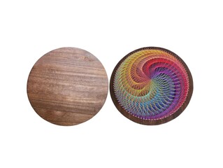 The white background in the picture is a circle of brown wooden plates decorated with colorful woven ropes in a circle with a beautiful pattern using woven ropes as wooden plates to decorate according
