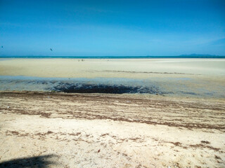 Obraz premium Scenic Sandy Beach with Blue Sky and White Clouds at Nathon Beach, Koh Samui, Thailand